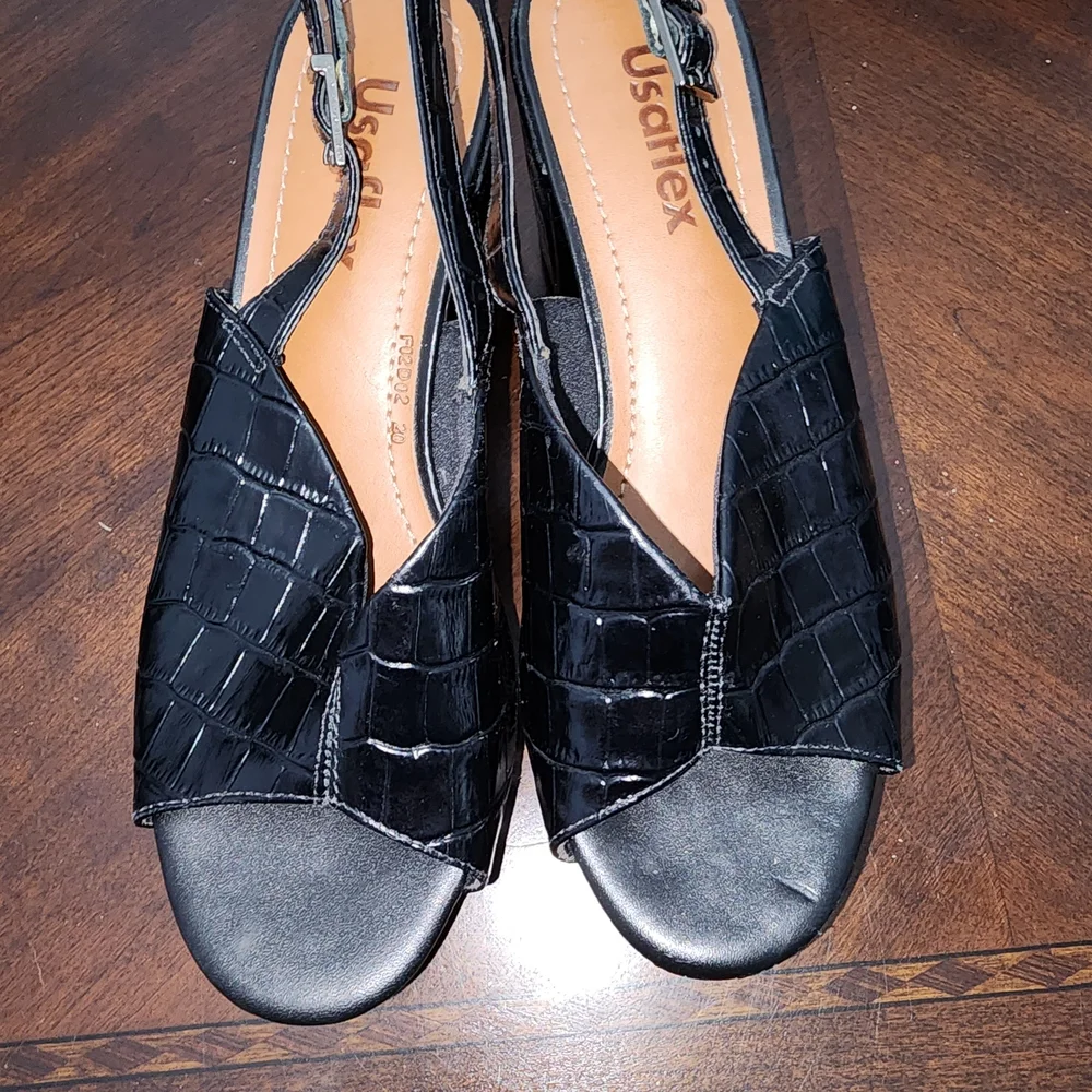 Elegant Black Croc-Embossed Platform Slingbacks